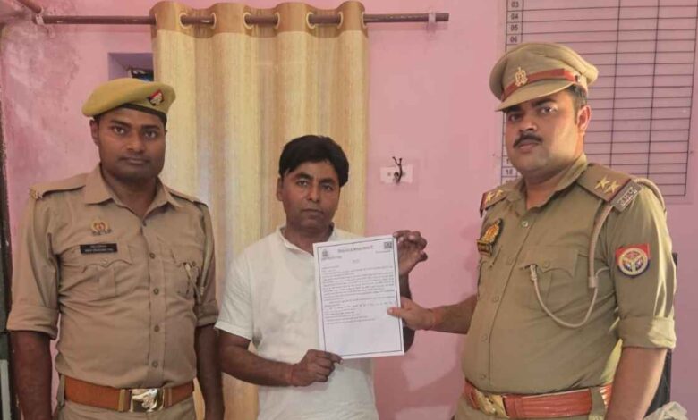 कानपुर देहात की राजपुर पुलिस टीम पीड़ित व्यापारी के साथ पैसे वापस होने की खुशी साझा करते हुए