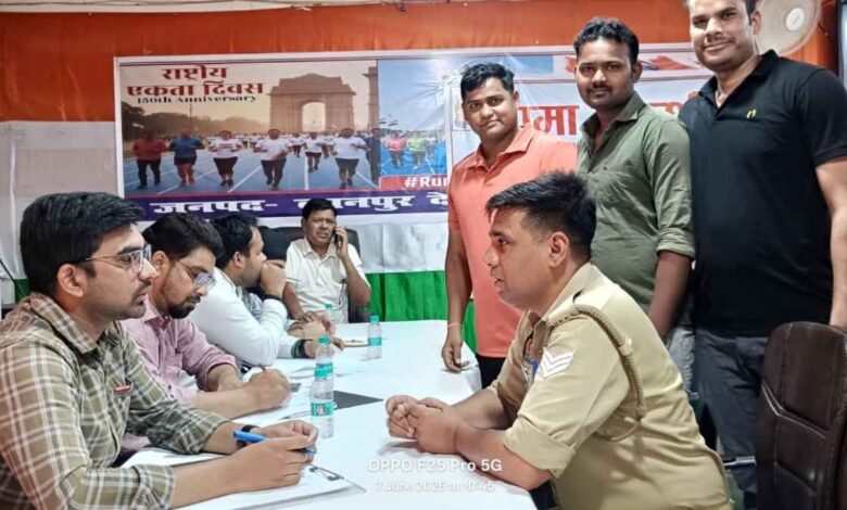 कानपुर देहात: पुलिस लाइन्स में 'वामा वेलनेस कैंप' का आयोजन: पुलिस परिवारों को मिला मुफ्त होम्योपैथिक परामर्श और दवाएं 1 कानपुर देहात की रिजर्व पुलिस लाइन्स के सभागार में आयोजित वामा वेलनेस कैंप में पुलिस परिवारों को परामर्श देती डॉक्टरों की टीम।