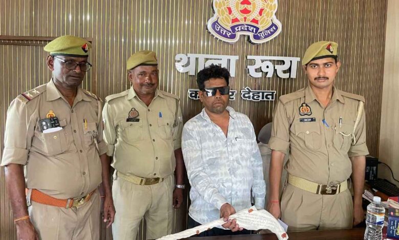 कानपुर देहात के रूरा थाने में गिरफ्तार अभियुक्त और बरामद अवैध अधिया के साथ खड़ी पुलिस टीम