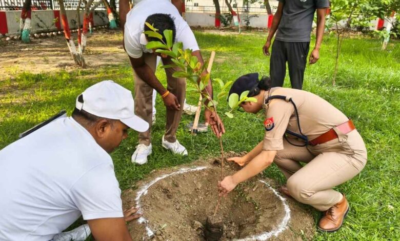 विश्व पर्यावरण दिवस पर कानपुर देहात एसपी पौधारोपण करती हुई