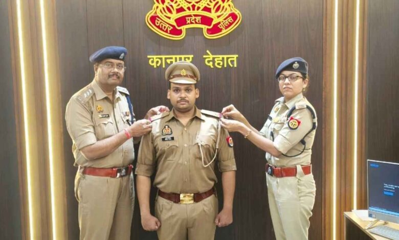 कानपुर देहात में पुलिस अधीक्षक श्रद्धा नरेन्द्र पाण्डेय सहायक उपनिरीक्षक पद पर पदोन्नत शिवम यादव के कंधों पर स्टार लगाते हुए।