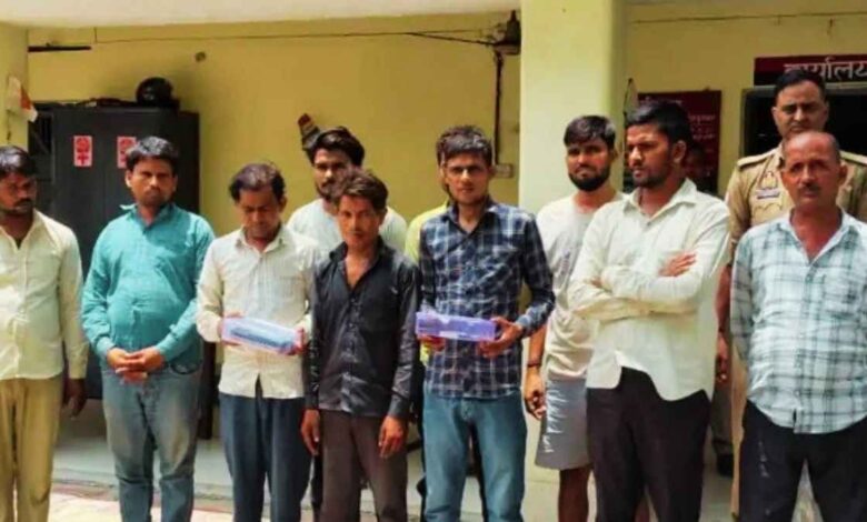 कानपुर देहात की शिवली पुलिस द्वारा गिरफ्तार किए गए 10 जुआरी और बरामद नगदी।