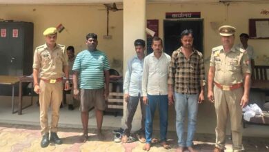 Photo of कानपुर देहात: अंधेरे खेत में मोबाइल की टॉर्च जलाकर चल रहा था जुआ, पुलिस ने मारा छापा तो उड़ गए होश, 4 दबोचे