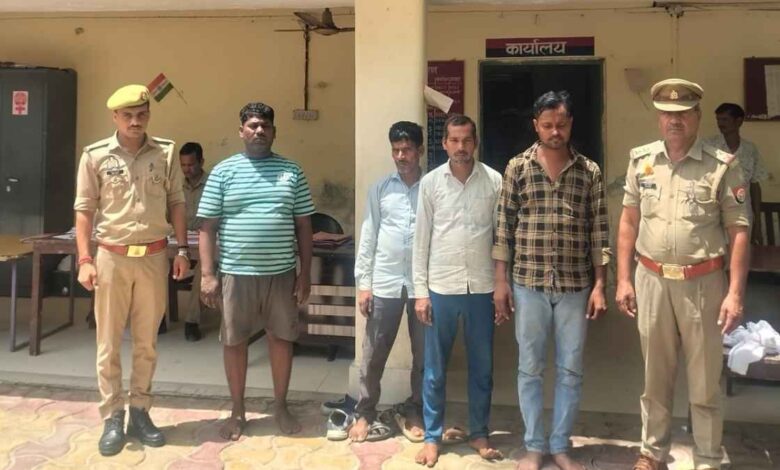 कानपुर देहात पुलिस की गिरफ्त में खड़े चार जुआरी और बरामद माल।