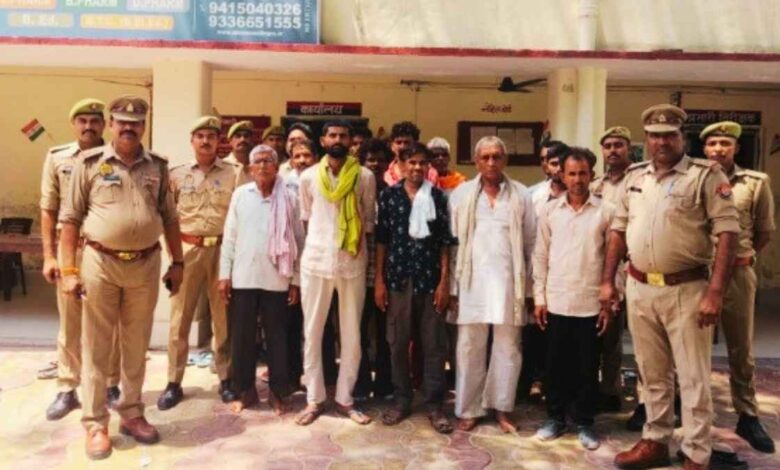 कानपुर देहात की शिवली थाना पुलिस की कस्टडी में खड़े गिरफ्तार किए गए कई वारंटी आरोपी।
