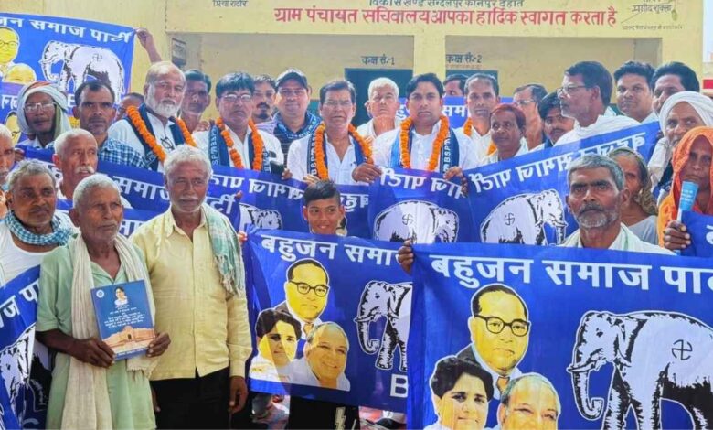 सिकंदरा विधानसभा के बदापुरवा में बूथ स्तरीय बैठक के दौरान कार्यकर्ताओं को संबोधित करते मुख्य जोन इंचार्ज जीतेंद्र संखवार और अन्य बसपा नेता।