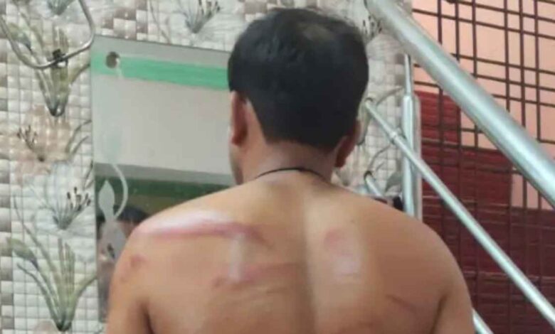 कानपुर देहात के सिकंदरा थाना क्षेत्र में कार सवार बदमाशों द्वारा युवक से मोबाइल और ऑनलाइन रुपये लूटने की जांच करती पुलिस