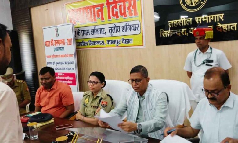 सिकंदरा तहसील में समाधान दिवस के दौरान फरियादियों के प्रार्थना पत्र देखते डीएम कपिल सिंह और एसपी श्रद्धा नरेन्द्र पाण्डेय