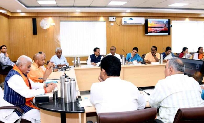 कानपुर के एचबीटीयू परिसर में लोक निर्माण विभाग की समीक्षा बैठक लेते मुख्यमंत्री योगी आदित्यनाथ।