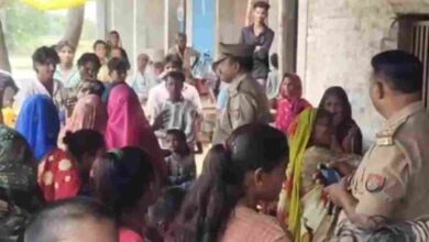 Photo of आलमपुर में नाबालिकों को शराब बेचे जाने पर ग्रामीणों में फूटा गुस्सा
