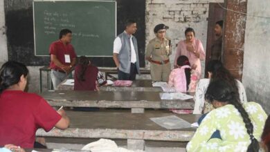 Photo of कानपुर देहात: डीएम-एसपी ने टीईटी परीक्षा केंद्र का किया औचक निरीक्षण, सुरक्षा व्यवस्था का लिया जायजा