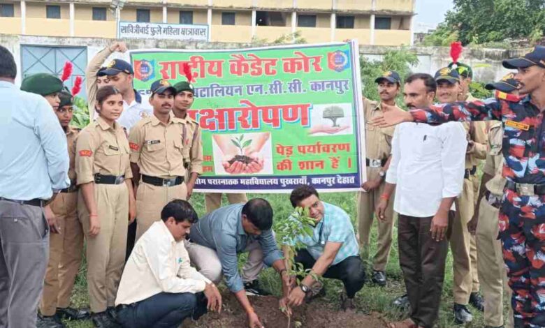 'एक पेड़ मां के नाम' अभियान: पुखरायां महाविद्यालय में हुआ पौधरोपण, पर्यावरण संरक्षण का लिया संकल्प 1 website formate 11