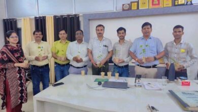 Photo of गुरु पूर्णिमा पर विद्यार्थी द्वारा गुरुजनों को स्व जनित पौध भेंट कर गुरुकुल परंपरा को सार्थक किया