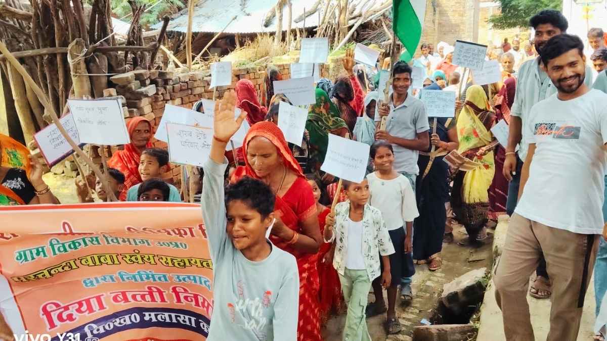कानपुर देहात के जगदीशपुर में अवैध शराब के खिलाफ जनचेतना मार्च निकालती महिलाएं
