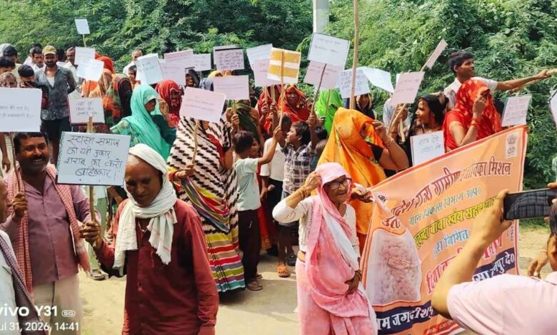 कानपुर देहात के जगदीशपुर में अवैध शराब के खिलाफ जनचेतना मार्च निकालती महिलाएं
