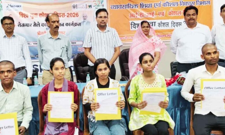 पुखरायां नगर पालिका अध्यक्ष पूनम दिवाकर राजकीय आईटीआई भोगनीपुर में रोजगार मेले का उद्घाटन करते हुए