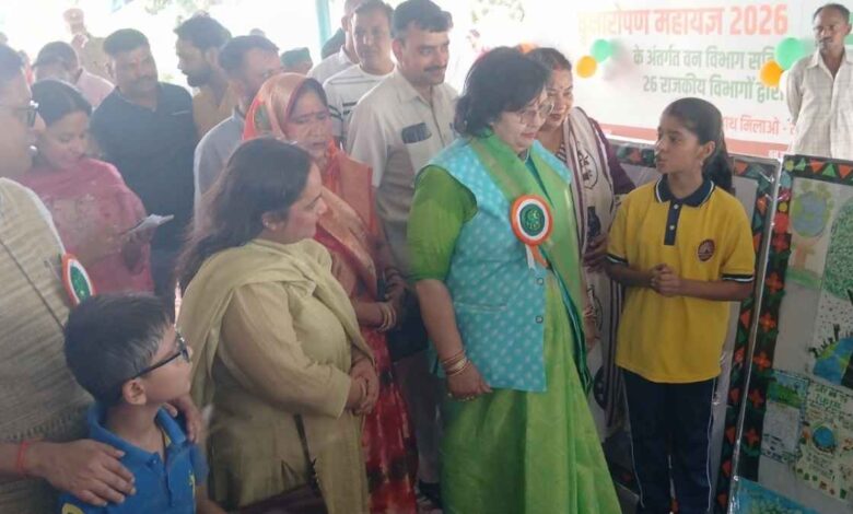 नबीपुर केंद्रीय विद्यालय में सपरिवार पौधरोपण करते जिलाधिकारी कपिल सिंह और उपस्थित अधिकारी।