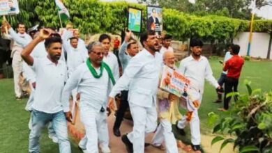 Photo of कानपुर देहात में कांग्रेस की गुटबाजी उजागर, प्रदेश प्रभारी के सामने चले लात-घूंसे और जूता, पूर्व जिलाध्यक्ष समेत कई पर FIR