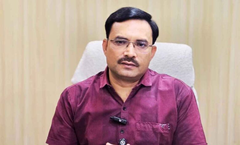 कानपुर देहात में परिषदीय स्कूल शिक्षक टैबलेट का उपयोग करते हुए