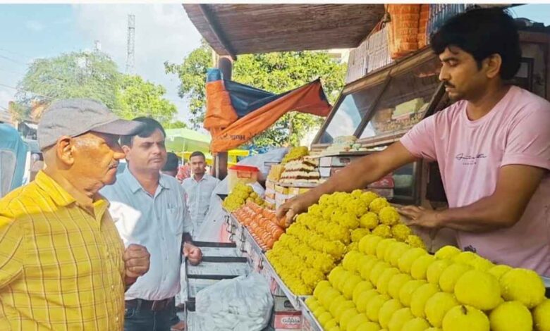 कानपुर देहात में खाद्य सुरक्षा विभाग द्वारा नष्ट कराए गए मिलावटी लड्डू और मसालों की जांच करती टीम