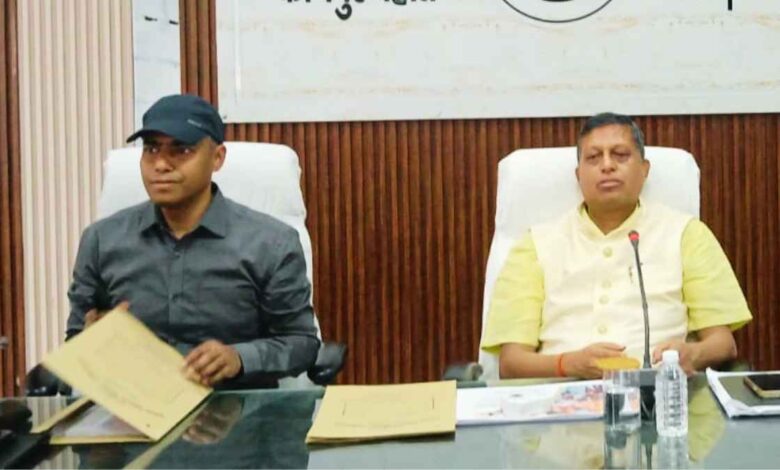 कलेक्ट्रेट में जिला टास्क फोर्स की बैठक में शिक्षा विभाग की समीक्षा करते जिलाधिकारी कपिल सिंह और मुख्य विकास अधिकारी विधान जायसवाल