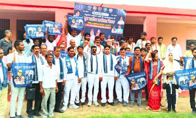 कानपुर देहात के झींझक में बीएसपी की बूथ स्तरीय बैठक में सदस्यता लेते कार्यकर्ता