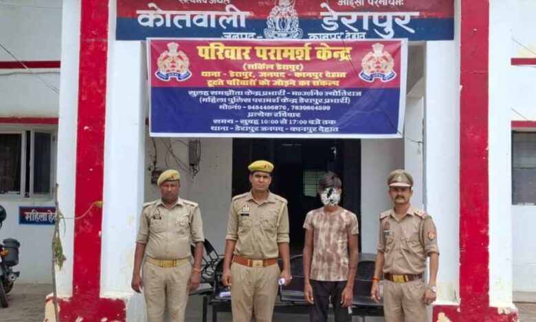 कानपुर देहात पुलिस और डेरापुर थाना की फोटो
