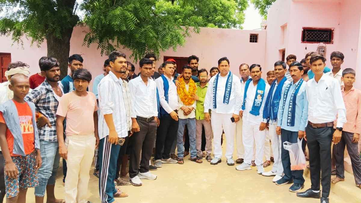 कानपुर देहात: ग्राम नहोली में पीड़िता से मिला बसपा प्रतिनिधिमंडल, सख्त कार्रवाई की मांग 2 ग्राम नहोली में पीड़ित युवक को सम्मानित करते बसपा नेता