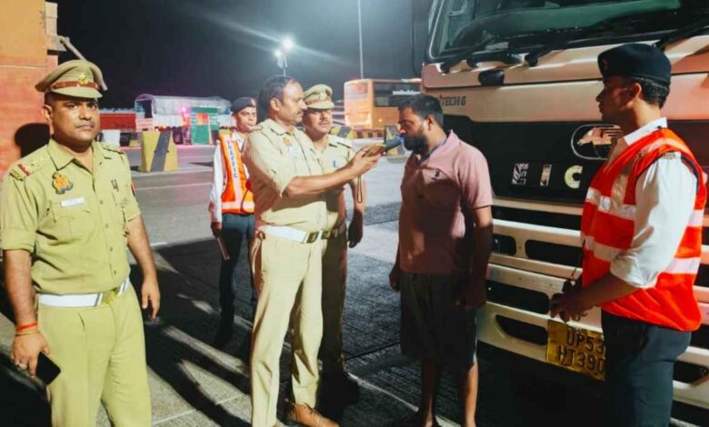 कानपुर देहात में पुलिस टीम द्वारा ब्रीथ एनालाइजर से वाहन चालक की जांच करते हुए