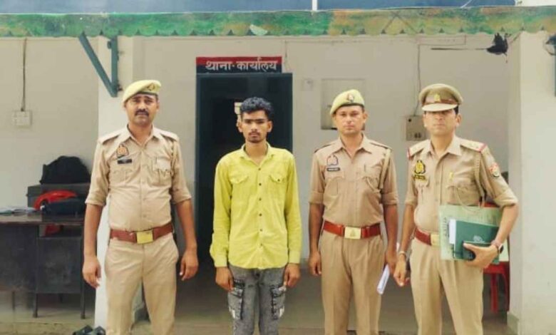 उत्तर प्रदेश पुलिस का लोगो और कानपुर देहात पुलिस की कार्रवाई की सांकेतिक तस्वीर।