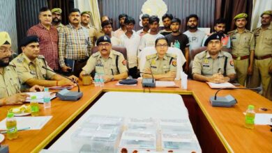 Photo of कानपुर देहात पुलिस का महाऑपरेशन: सेक्स्टॉर्शन और साइबर ठगी करने वाले गिरोह के 10 शातिर गिरफ्तार, ऑनलाइन गेमिंग ऐप्स से जुड़ा था नेटवर्क