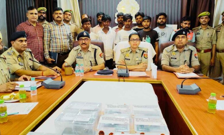 कानपुर देहात पुलिस का महाऑपरेशन: सेक्स्टॉर्शन और साइबर ठगी करने वाले गिरोह के 10 शातिर गिरफ्तार, ऑनलाइन गेमिंग ऐप्स से जुड़ा था नेटवर्क 1 कानपुर देहात पुलिस की गिरफ्त में खड़े 10 शातिर साइबर ठग