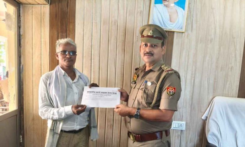 कानपुर देहात के शिवली थाने की साइबर हेल्प डेस्क टीम पीड़ित के पैसे वापस कराने की जानकारी साझा करते हुए