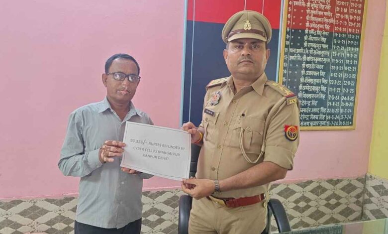 कानपुर देहात पुलिस और साइबर टीम के जवान पीड़ित के साथ
