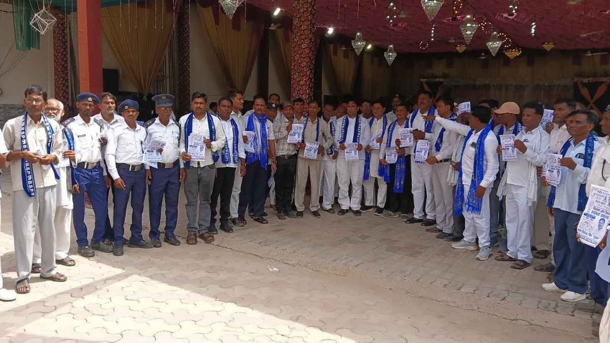 अकबरपुर रनिया में बसपा कार्यकर्ताओं की बैठक में संबोधित करते मुख्य इंचार्ज जितेंद्र संखवार