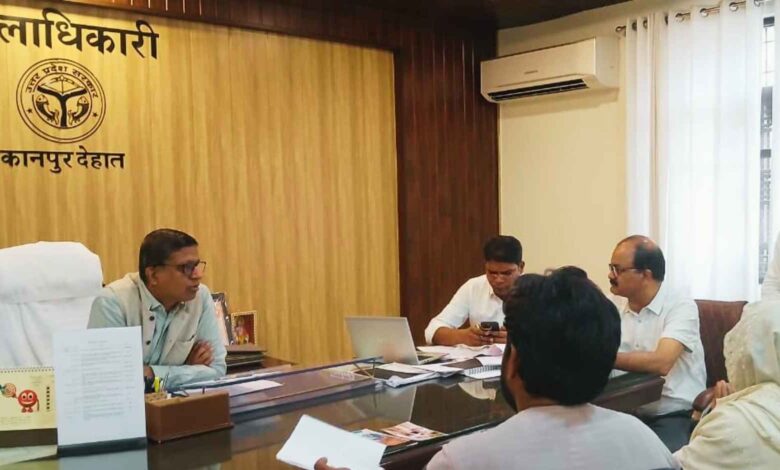कानपुर देहात कलेक्ट्रेट में बाढ़ प्रबंधन बैठक लेते जिलाधिकारी कपिल सिंह और अन्य अधिकारी।
