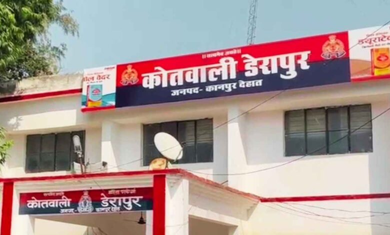 जमीन विवाद के बाद पुलिस मामले की जांच करती हुई