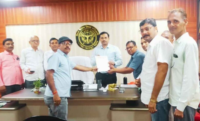 बीएसए को ज्ञापन सौंपते शिक्षामित्र एसोसिएशन के प्रतिनिधिमंडल