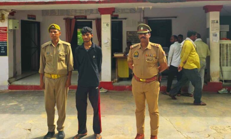 रूरा पुलिस की गिरफ्त में दुष्कर्म का आरोपी मोहित गौतम