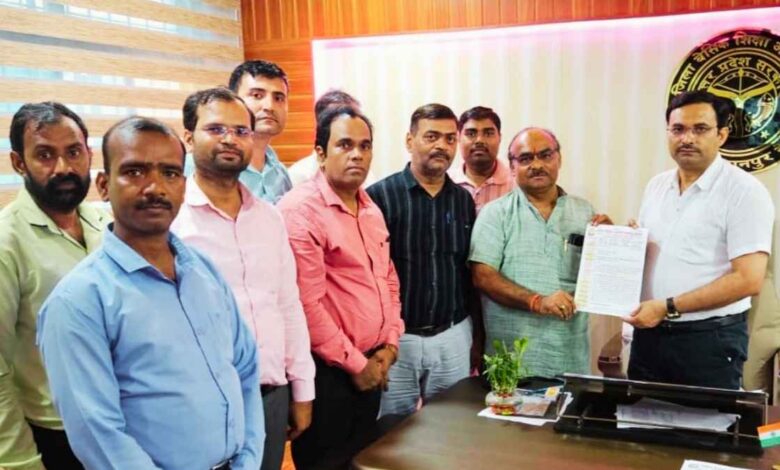 राष्ट्रीय शैक्षिक महासंघ प्रतिनिधिमंडल बीएसए को ज्ञापन सौंपते हुए