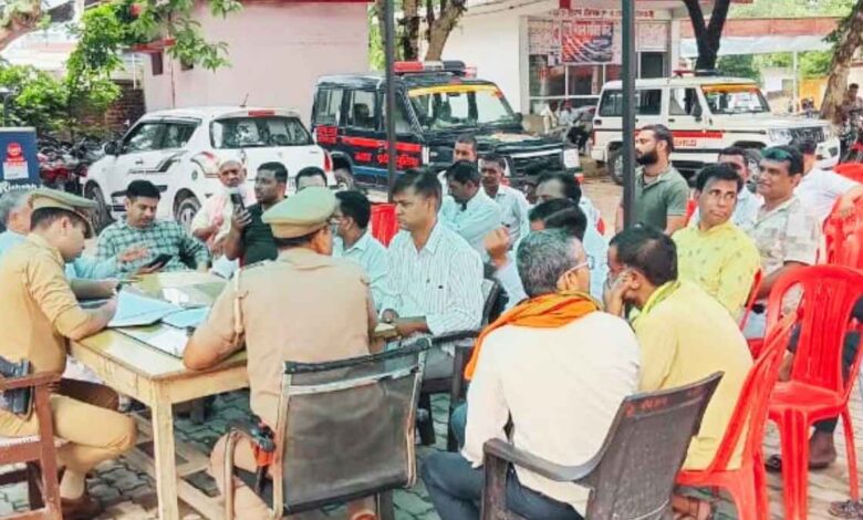 रूरा थाना परिसर में आयोजित पीस कमेटी की बैठक को संबोधित करते थाना प्रभारी सुधीर भारद्वाज