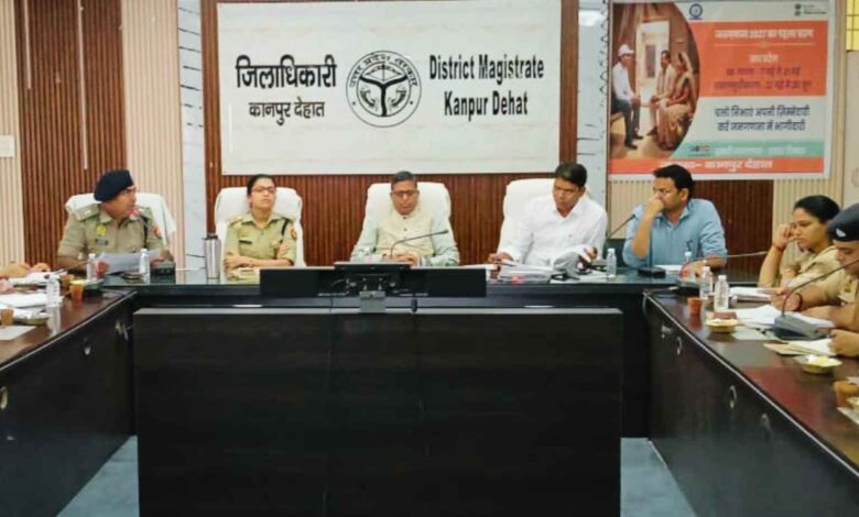 कलेक्ट्रेट सभागार में पीस कमेटी की बैठक लेते जिलाधिकारी कपिल सिंह, पुलिस अधीक्षक श्रद्धा नरेन्द्र पाण्डेय और धर्मगुरु।