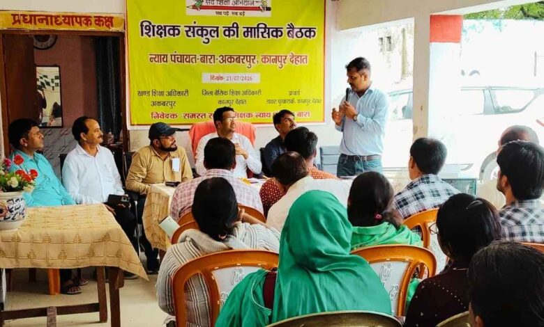 संविलियन विद्यालय बारा में दीप प्रज्ज्वलित करते डायट प्राचार्य पंकज कुमार यादव