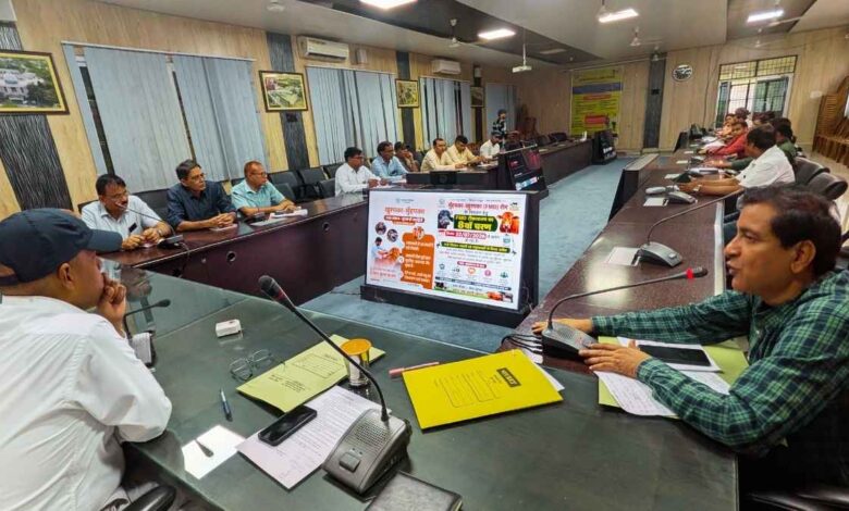 कानपुर देहात में एफएमडी टीकाकरण अभियान की समीक्षा बैठक लेते सीडीओ विधान जायसवाल