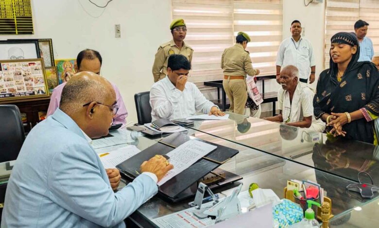 कानपुर जिलाधिकारी जनता दर्शन में दिव्यांग महिला की समस्या सुनते हुए