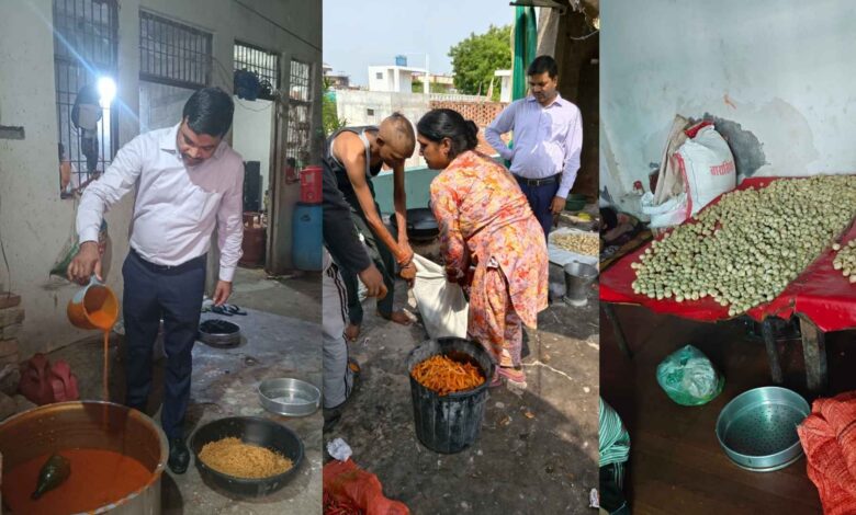 साकेत नगर में मोमोज कारखाने में गंदगी की जांच करते खाद्य सुरक्षा अधिकारी