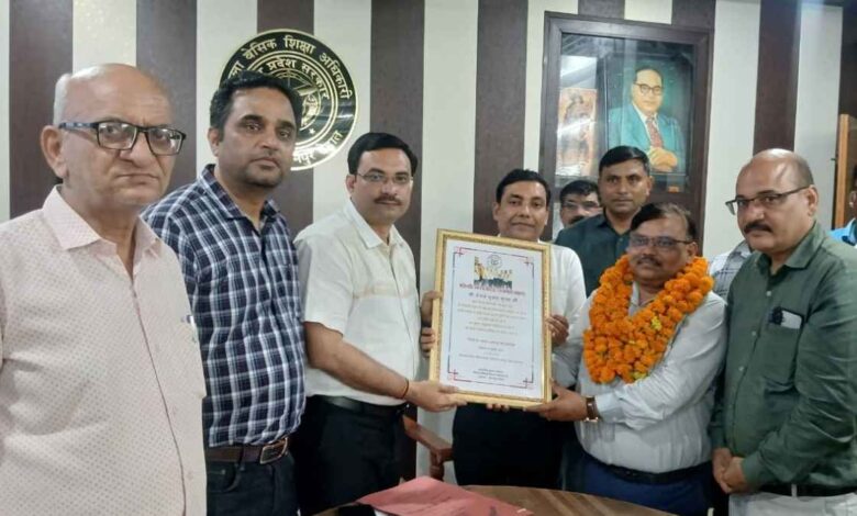 कानपुर देहात के बीएसए कार्यालय में विदाई समारोह के दौरान प्रमोट हुए खंड शिक्षा अधिकारी संजय कुमार गुप्ता को सम्मानित करते बीएसए आशीष कुमार पाण्डेय।