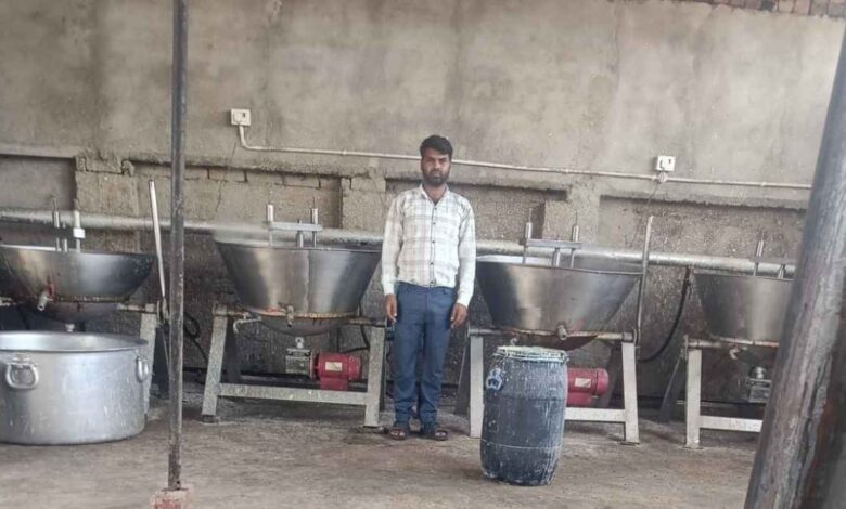 पीएम एफएमई योजना के तहत खोया निर्माण इकाई में स्थापित आधुनिक स्टीम जैकेट बॉयलर मशीनें