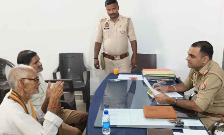 गजनेर थाने में जनसुनवाई के दौरान फरियादियों की शिकायतें सुनते थाना प्रभारी सनत कुमार और पुलिस स्टाफ