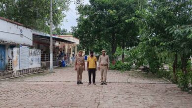 Photo of कानपुर देहात: मोटरसाइकिल से बकरा उड़ाने वाला शातिर चोर गिरफ्तार, चोरी के दो बकरे बरामद